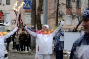 Факелоносец Титов Борис передает эстафету Олимпийского Огня