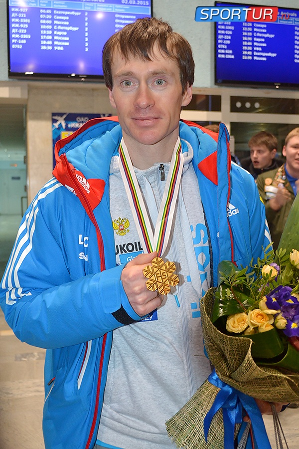 Максим Вылегжанин с медалью чемпионата мира 2015 © Александр Поскребышев