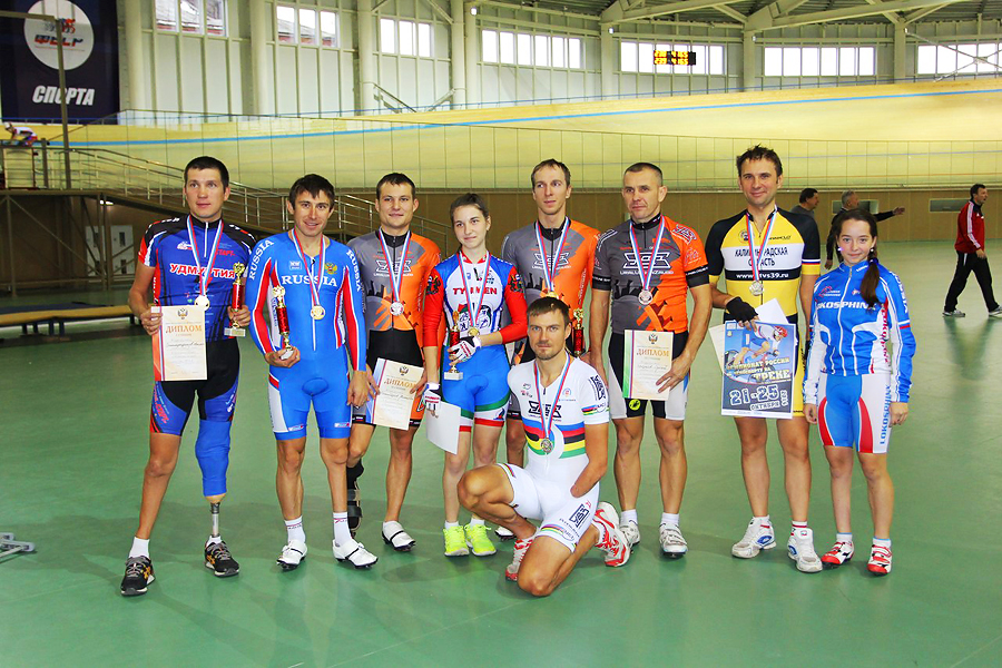 Победители и призеры чемпионата России по паравелоспорту на треке в Омске (октябрь, 2014) © Марина Кистина